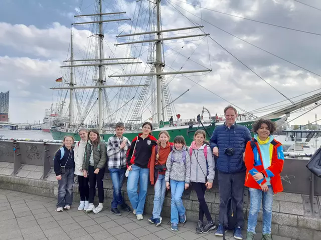 Hamburgexkuersion und Dreharbeiten in der Hansestadt waren für die Kinderschauspieler, junges Kamerateam und ihre Betreuer ein besonderes Erlebnis. Das Foto zeigt die Kinder zusammen mit Regiseur und Sternendetektschauspieler Birger-Daniel Grein.