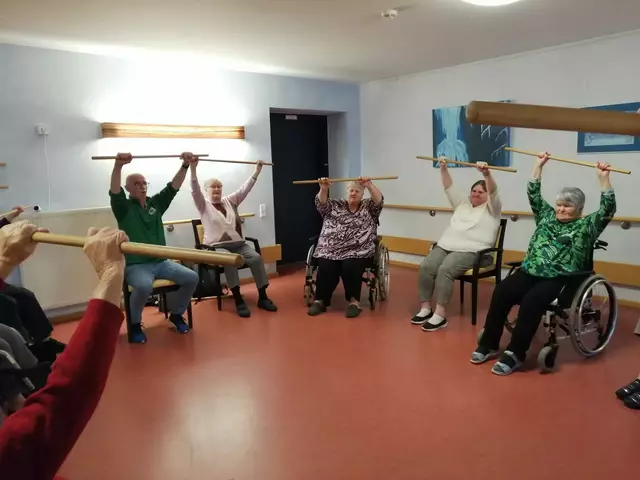 Trainer Röckel mobilisiert die Teilnehmenden des Reha-Sports | Foto: ASB Region Heilbronn-Franken