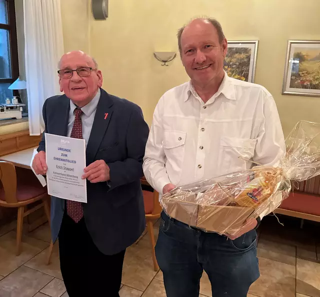 Das Bild zeigt das Ehrenmitglied Erich Stappel mit dem 1.Vorsitzenden Dr Uwe Rohe. | Foto: Privat