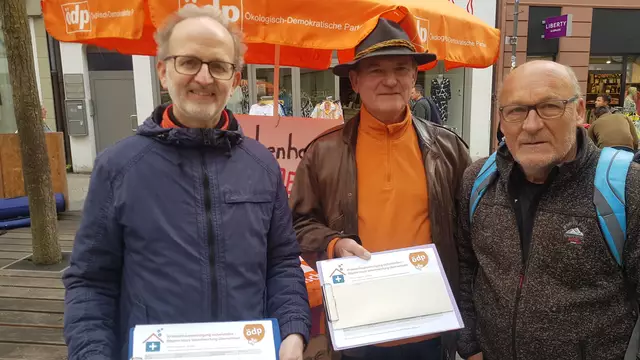 Bernhard Schmitt ,Walther Peeters und Wolfgang Winter sammeln Unterschriften am ÖDP Infostand zur  Erhaltung der Krankenhausversorgung. | Foto: Wolfgang Winter