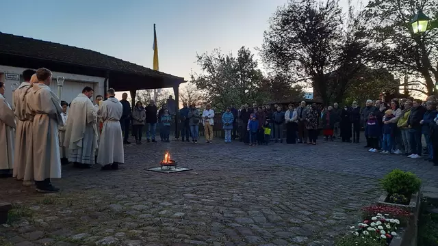 Der Gottesdienst zur Osternacht begann in aller Frühe des Ostersonntags am Osterfeuer vor dem Pfarrhaus | Foto: Thomas Bertlwieser