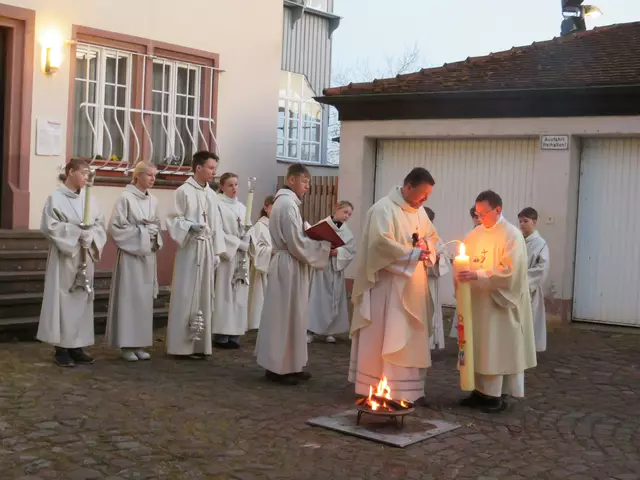 Pfarrer Jan Kölbel entzündet die Osterkerze am Osterfeuer | Foto: Nina Reuling