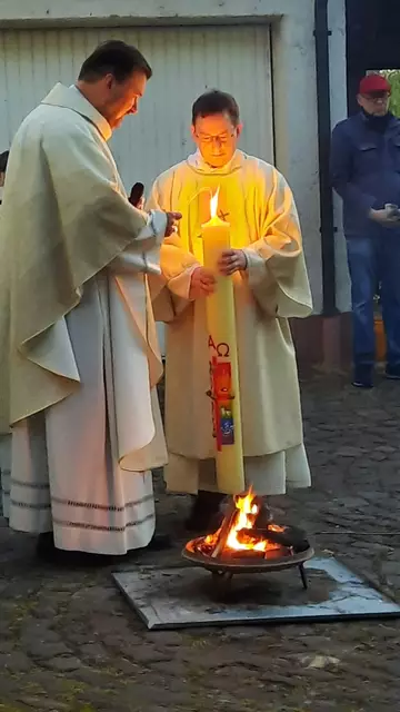 Pfarrer Jan Kölbel entzündet die Osterkerze am Osterfeuer | Foto: Thomas Bertlwieser