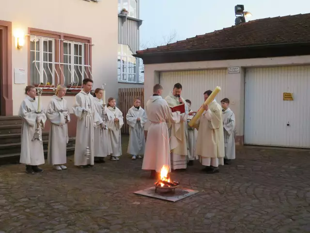 Pfarrer Jan Kölbel bereitet die Osterkerze | Foto: Nina Reuling