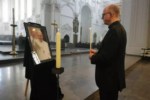 Vor der 12-Uhr-Messe im Kiliansdom betete Bischof Dr. Franz Jung für den verstorbenen Papst Franziskus, entzündete eine Kerze und trug sich als erster in das ausgelegte Kondolenzbuch ein. | Foto: © Markus Hauck (POW)