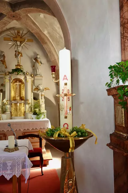 Osterkerze 2025 in der katholischen Pfarrkirche St. Mauritius  in Eichenbühl-Heppdiel.