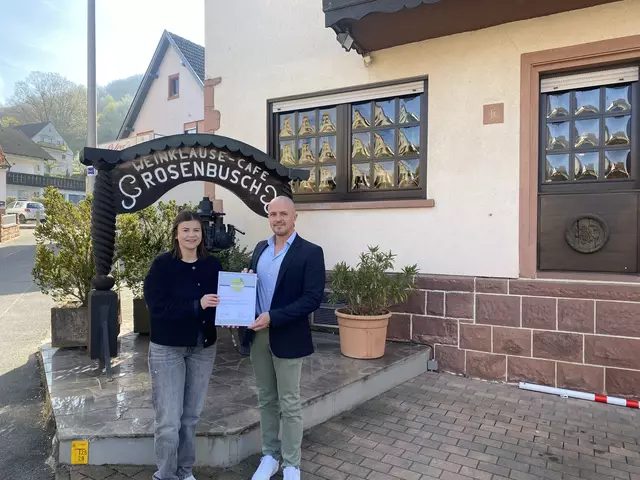 Jana Neumayer (l.) vom Tourismusverband Spessart-Mainland und André Stich vom Hotel Rosenbusch (r.) und bei der Übergabe des Zertifikats als Qualitätsgastgeber Wanderbares Deutschland | Foto: Marco Stich