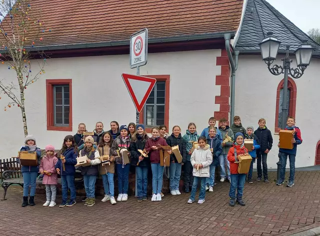 Die Eichenbühler Klapperkinder vor der Valentinuskapelle. | Foto: Sabrina Winkler