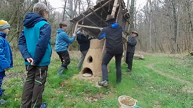 Das Schutzdach über dem Brennofen wird gemeinschaftlich entfernt | Foto: Christian Schindler