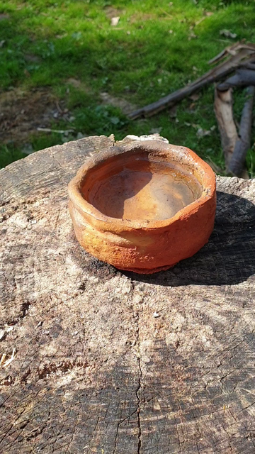 Die gebrannte Tonschale hält das Wasser im Test für über 90 Minuten ohne nennenswerte Verluste | Foto: Christian Schindler