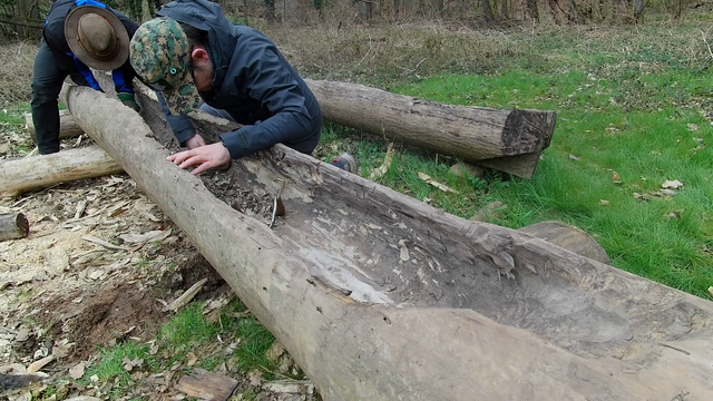 Zwischendurch wurde auch am Einbaum weiter gearbeitet | Foto: Christian Schindler