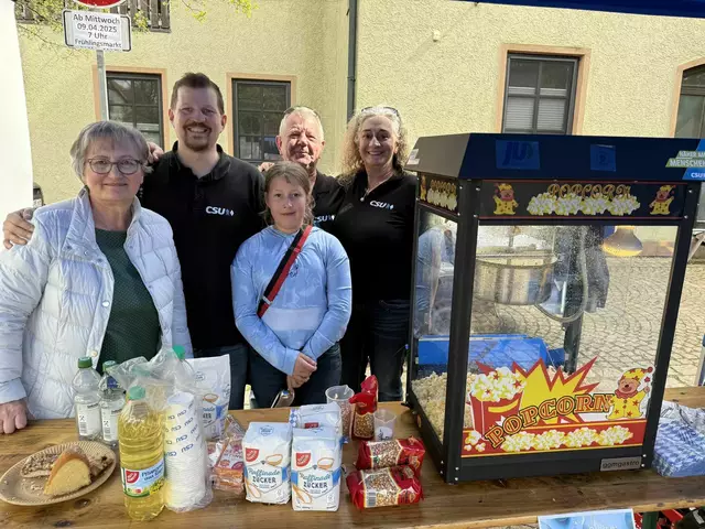 (Bild v. l. n. r.: Schriftführerin Christel Wölfelschneider, Ortsvorsitzender Andreas Hohm mit Tochter Elenya und Yüksel Dural-Dietz mit Ehemann Klaus Dietz)
