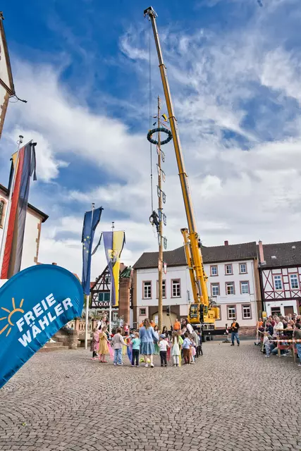 Maibaumaufstellung 2025 in Großostheim | Foto: Benjamin Nebel