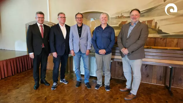 Verabschiedung und Neuwahl des stellvertretenden Vorsitzenden: von links nach rechts – Vorsitzender Landrat Dr. Achim Brötel, ausscheidender stellvertretender Vorsitzender Rainer Houck, neu gewählter stellvertretender Vorsitzender Bürgermeister Christian Stuber, Geschäftsführer Matthias Jurgovsky, Gastgeber Bürgermeister Ralf Killian. | Foto: Landschaftserhaltungsverband Neckar-Odenwald-Kreis e. V.