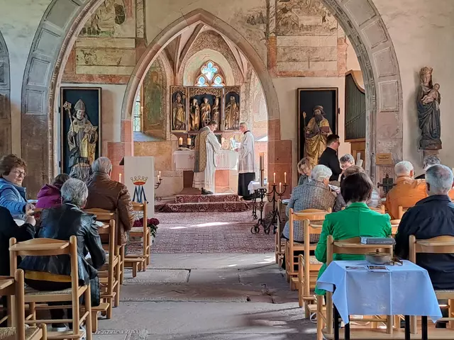 Traditionell wurde das Hochfest "Maria Schutzfrau von Bayern" am 1. Mai 2025 in der historischen Laurentiuskapelle begangen | Foto: Martin Winkler