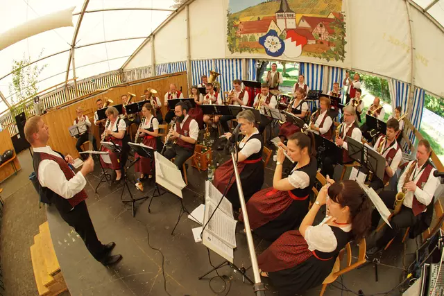 Zum Frühschoppen spielte die aus Pettstadt bei Bamberg angereiste Blaskapelle unter der Leitung von Michael Saffer temperamentvolle Beiträge wie „Opening“, „Späte Liebe“ und andere „Ohrwürmer“.