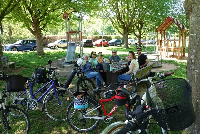 Gemütliche Radler-Rast beim Weinfest in Dertingen.

