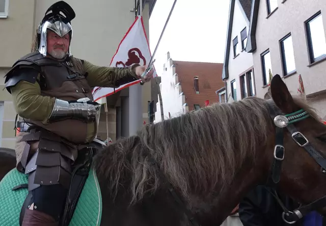 
Götz von Berlichingen und sein "weißer Haufen" waren präsent und vergegenwärtigten in Form eines authentisch wirkenden Schauspiels und der Verkündigung der bekannten Amorbacher Deklaration die Bauernkriegs-Zeit vor genau 500 Jahren.

Als fulminantes Finale sowie dem Ruf der Aufständischen wie auch der  Amorbacher Bürger "Der Gotthard brennt!" endete am Sonntag ein imposantes Szenerio.

Weitere Bilder und Infos folgen!

Text und Fotos Roland Schönmüller








