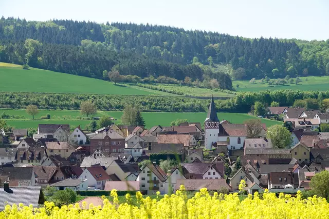  Das Dertinger Weinfest hat sich inzwischen zu einem Traditionsfest entwickelt, das nicht mehr wegzudenken ist. Es fand heuer zum 37. Mal statt und ist ein Geheimtipp geworden für Weinkenner, Wanderer und Radler beiderlei Geschlechts im badischen Franken.