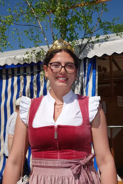  Weinprinzessin Elisa Hörner, die neue Dertinger Weinhoheit, startete in eine aufregende, sonnige Amtszeit. Foto Roland Schönmüller