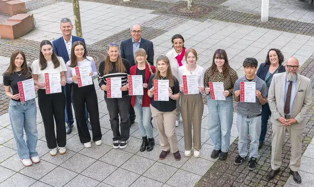 Abschluss des Programms „Talent und Verantwortung“ mit (erste Reihe von links) Giulia Calabretti, Sophia Rudolph, Mona Englert, Emma Wolf, Scarlett Elker, Debora Apostu, Leandra Merk, Leni Dölger, Justin Hugo und dem amtierenden Landrat Bernd Schötterl. In der hinteren Reihe (von links) die Arbeitskreismitglieder Schulamtsdirektor Harald Frankenberger, Dirk Elias, Nicole M. Pfeffer und Kerstin Hoffmann. | Foto: Winfried Zang