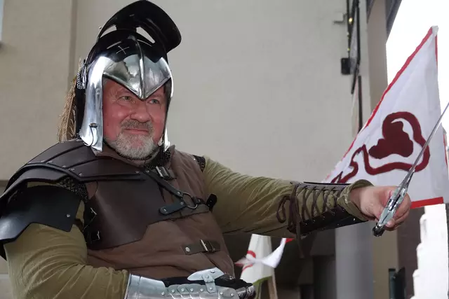 Götz von Berlichingen - bei einem historischen Spektakel in Amorbach vor dem alten Rathaus. 