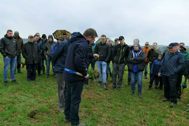 Der Boden zeigt es: Weniger Bearbeitung bringt mehr Leben. | Foto: Frauke Beck