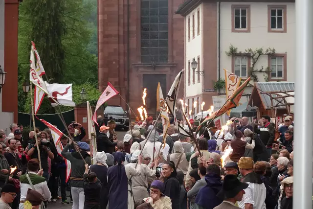 Amorbach im Aufstand: Bauern, Bürger und der "weiße Haufen" - gesehen bei einem eindrucksvollen Schauspiel im Mai 2025. 