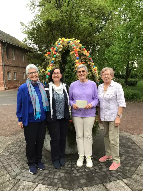 Edeltraud Stürmer und Kerstin Weckwerth von der Rohe'schen Stiftung mit Renate Schwing und Ilse Pfeifer, beide ehemals ehrenamtlich aktiv in der Einrichtung | Foto: Rohe'sche Altenheim-Stiftung