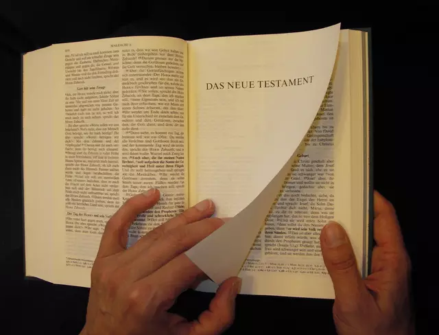 In der Bibel lesen | Foto: fundus media, Peter Bernecker