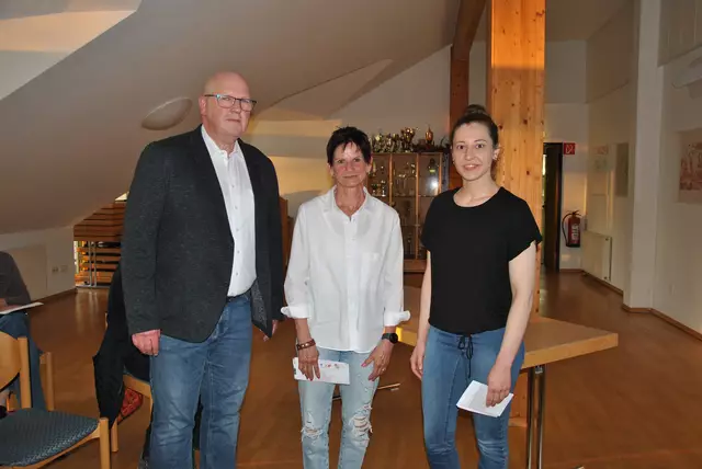 Horst Rosenberger ehrt die erfolgreiche Radsportlerin Petra Kauerhof und Abteilungsleiterin Fiona Neuhoff. | Foto: Manfred Scheurich