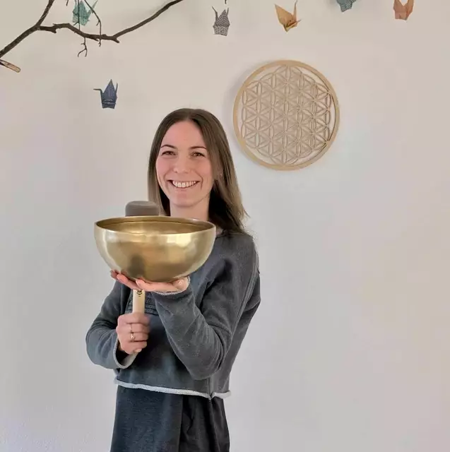 Linda Keller verzaubert mit einer tief entspannenden Klangschalen-Meditation