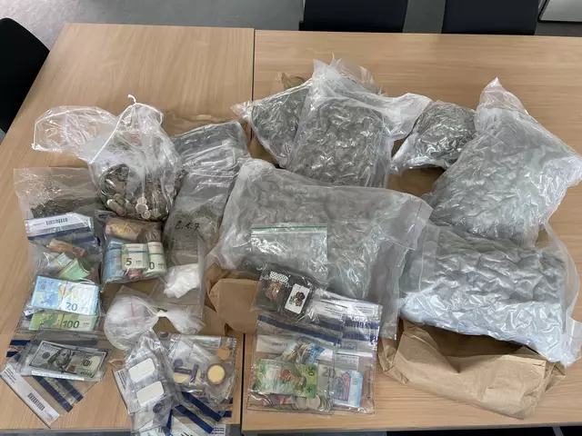 Im Zuge der Durchsuchungsmaßnahmen wurden zahlreiche Beweismittel, insbesondere Marihuana im Kilobereich, Kokain, Haschisch, Betäubungsmittelutensilien und diverse Mobiltelefone sichergestellt. | Foto: Polizei