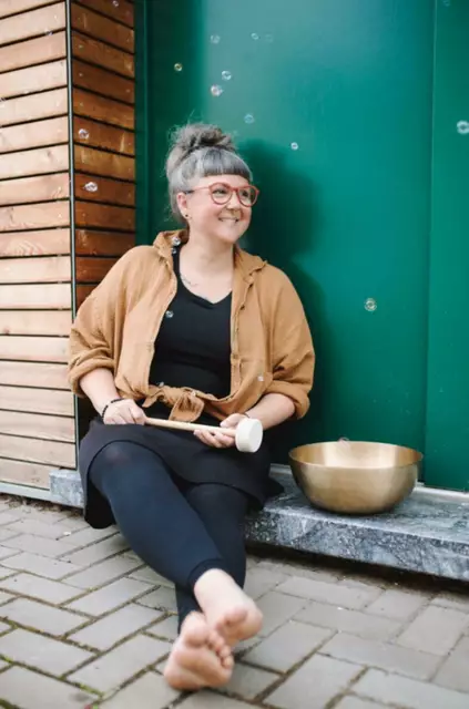 Jessica Polataitchouk nimmt uns mit auf eine sanfte Klangschalenreise zum Entspannen und Loslassen