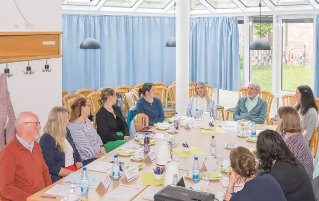 Der Austausch stand im Mittelpunkt des Treffens mehrerer Ansprechpersonen für Ältere und pflegende Angehörige in Kommunen in der Kleinheubacher Hofgartenstube.  | Foto: Winfried Zang