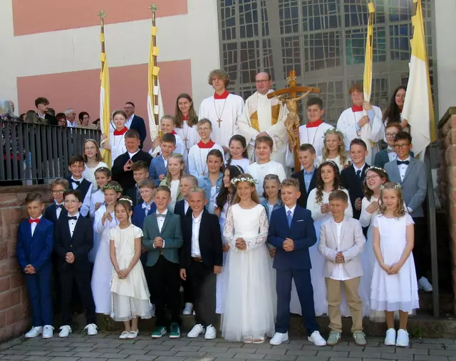 Gruppenbild mit Pfarrer und Altardienst | Foto: Friedrich Frank