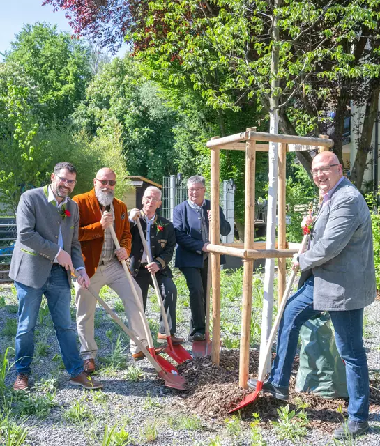 Symbolische Baumpflanzung beim Jahrtag der Feldgeschworenen in Elsenfeld mit (von links) Bezirksrat Michael Schwing, stellvertretendem Landrat Bernd Schötterl, dem örtlichen Feldgeschworenenobmann Norbert Lebert, Kreisobmann Christian Schüßler und Bürgermeister Kai Hohmann. Foto: Winfried Zang | Foto: Foto: Winfried Zang