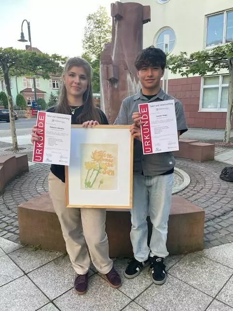 Debora Apostu (links) und Justin Hugo (rechts) aus der 10. Jahrgangsstufe der RSE freuen sich über ihre Auszeichnungen. | Foto: Michaela Grimm