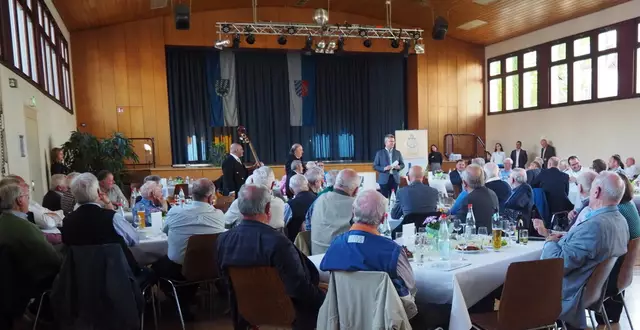 Landrat Dr. Achim Brötel begrüßte ehemalige und aktive Kolleginnen und Kollegen beim NOK-Treff in der Haßmersheimer Sport- und Festhalle. Umrahmt wurde die Feier von einer Band und einem Winzerehepaar aus dem ungarischen Partnerkomitat Vas. 

 | Foto: Landratsamt Neckar-Odenwald-Kreis