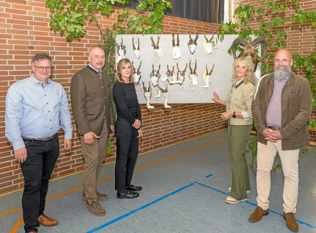 Gruppenbild vor der Trophäentafel der Hegeschau in Eisenbach mit (von links) Stefan Pache (Abteilungsleiter Umweltschutz am Landratsamt), Jagdberater Horst Feyrer, Sabine Dobler-Stegmann (Leiterin Untere Jagdbehörde), Ingrid Stenger (kommissarische Vorsitzende BJV-Kreisgruppe Obernburg) und stellvertretender Landrat Bernd Schötterl. | Foto: Winfried Zang