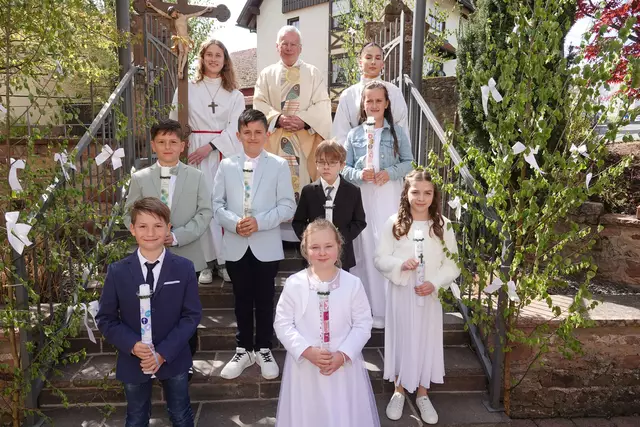 Sieben Kommunionkinder empfingen heuer in Heppdiel am Weißen Sonntag das Sakrament der heiligen Kommunion. Hier mit Pfarrvikar Winiarz und zwei Ministrantinnen. Foto Roland Schönmüller 