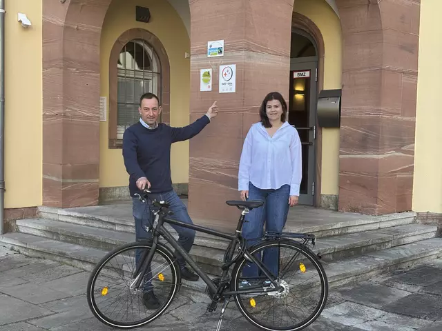Lukas Hartmann vom Jugendhaus St. Kilian (l.) und Jana Neumayer (r.) vom Tourismusverband Spessart-Mainland  | Foto: Heike Frosch