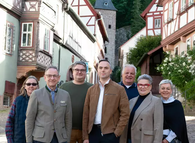 Das neue Vorstandsteam: v.l. Petra Grill, Bürgermeister Bernd Kahlert, Philipp Trützler, Dr. Marcus Breunig, Oskar Hennig, Elke Lorenz und Bettina Uehlein. Es fehlt Joao Lopes Meira, Kommandant der Miltenberger Feuerwehr