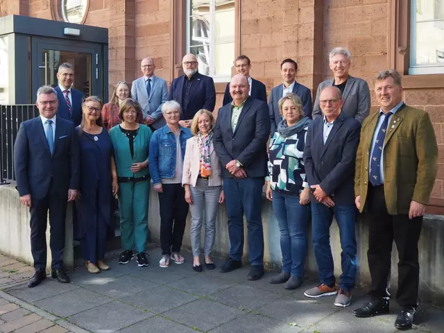 Ihre 25- und 40-jährigen Dienstjubiläen feierten jüngst vier Mitarbeitende im Landratsamt Neckar-Odenwald-Kreis. Dabei verabschiedete Landrat Dr. Achim Brötel auch fünf Kolleginnen und Kollegen in den Ruhestand. 

 | Foto: Landratsamt Neckar-Odenwald-Kreis