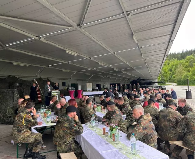 Bei ungarischen Klängen stärkten Landrat Dr. Achim Brötel, Kreisrätinnen und Kreisräte sowie Soldatinnen und Soldaten die Patenschaft des Landratsamts Neckar-Odenwald-Kreis mit dem Panzerbataillon 363 in Hardheim. 
 | Foto: Landratsamt Neckar-Odenwald-Kreis