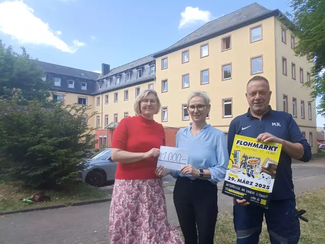 Birgit Schlegel (Mitte) und Martin Roth überreichten die Flohmarkt-Spende an Tanja Munziger-Rust vom AKHD Miltenberg. | Foto: Lukas Hartmann/Jugendhaus St. Kilian