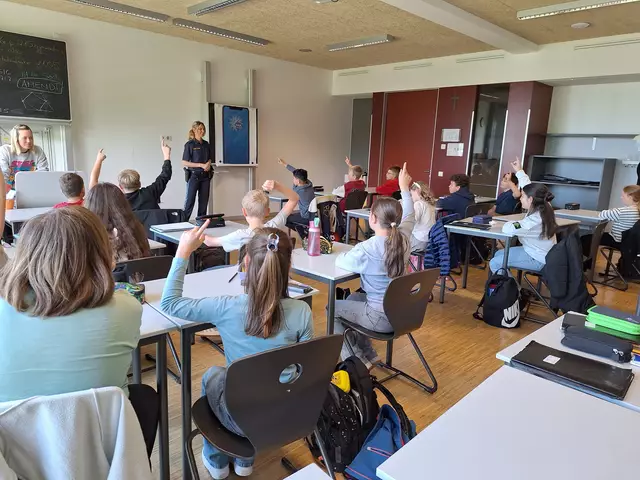 Rcihtiger Umgang mit dem Handy - Polizistin Stefanie Amendt ist die Expertin! | Foto: Rainer Schäfer