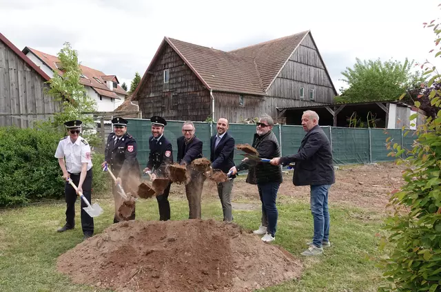 Den offiziellen Spatenstich in Wenschdorf zum Bau des neuen Feuerwehrhauses vollzogen sieben Persönlichkeiten:
 v. l. Kreisbrandrat Martin Spilger, Erster Kommandant aus Miltenberg Joao Lopes Meira, Erster Kommandant Manuel Walther aus Wenschdorf, Miltenbergs Bürgermeister Bernd Kahlert, der stellvertretende städtische Bauamtsleiter Johannes Hortig, Diplom-Ingenieur aus Amorbach Christian Klingenmeier,sowie Geschäftsführer Michael Henrich von der Firma Kastor HolzBau GmbH aus Wiebelsheim..