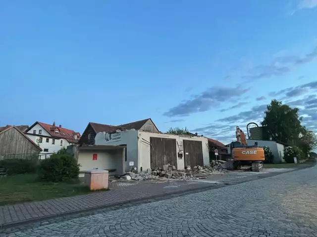 •Feuerwehrhaus 1968 - 2025 in Miltenberg-Wenschdorf im Odendenwald: der Abbruch beginnt Anfang Mai 2025 - Aufnahme am 06.05.2025.