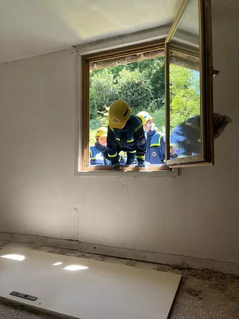 Jugendliche erkunden den Einsatzort. | Foto: THW Miltenberg 